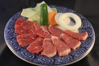 （モモロース・カルビ・焼野菜・ライス・スープ又は味噌汁・サラダ・香の物・デザート）