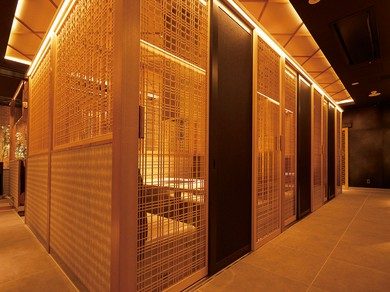 贅沢な大人デートを楽しめる、和モダンでシックな雰囲気