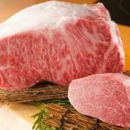 長年経験を積んだ職人が飛び抜けていい肉質と選定する「最とび」。飛騨牛の中でも、ランクを越えた美味しさを堪能することができます。一頭買いだからこそ、希少部位も勢ぞろい。盛り合せやコースがおすすめです。