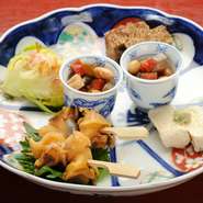 京都の伝統的な家庭料理であるおばんざいは、京野菜など地場の食材に手間を加えて仕上げたスローフード。旬の味覚を取り入れ、薄味ながら懐かしく、ヘルシーでやさしい味わいが女性のファンも引き付けています。