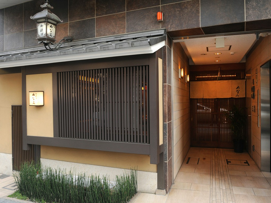 格子の外観や京都らしく落ち着いた内装がゆったりした空間を提供