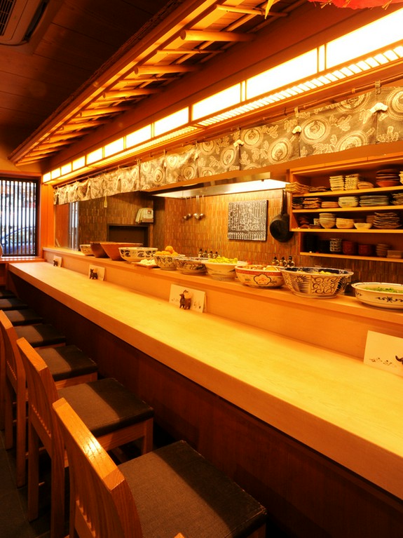 カウンターに大鉢が並ぶおばんざいの定番スタイルに京情緒を実感