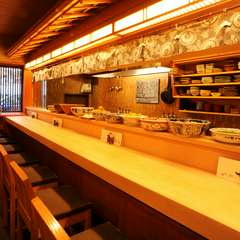 カウンターに大鉢が並ぶおばんざいの定番スタイルに京情緒を実感