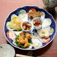 京料理を少しずつ何種類も楽しみたい人におすすめ。日替わりメニューで、京料理らしく食感や彩りも華やか。