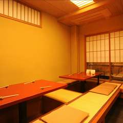 雪見障子風のしつらえ越しに坪庭が見える