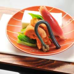 旬の素材をふんだんに用い、季節を感じる料理を
