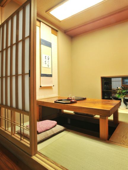 落ち着いた個室で商談や接待も