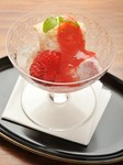桜のアイスクリームや苺のソース、白ワインゼリーも【祇園　なん波】のオリジナルです（春の料理例）。※コースにより食材、調理法が異なります。 また、時期によって料理構成を変更する場合があります。