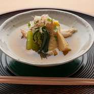 【桝田】では2週間に1度、コースの内容が変わります。それは季節の移ろいに伴い旬の食材を厳選するこだわりの表れ。その時期ならではの料理をお楽しみ下さい。写真は春の料理(12000円コース)。