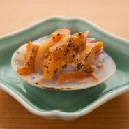 新鮮さはもちろん各々の食材の旨味を引き出し重ね合わせて調理し、それぞれの良さを組み合わせます。味覚だけでなく目にも鮮やかに仕上げるのが【桝田】流。写真は春の料理(12000円コース)、『蛤のウニ焼』。