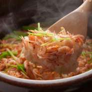 目で見て豪華で美しく、香り立つ湯気を肌で感じながら、旬の食材をふんだんに用いた料理を舌鼓。五感で季節を堪能できます。ご飯はお客様一組ごとに信楽焼の土鍋で炊き上げます。写真は春の料理(12000円コース)。