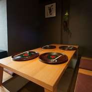 【桝田】には4名様用、6名様用の個室があります。また2つの部屋の仕切りを外すと、最大13名様までお入室いただけます。接待や商談、記念日やお誕生日等のお祝いにも喜ばれる落ち着いた和の空間。