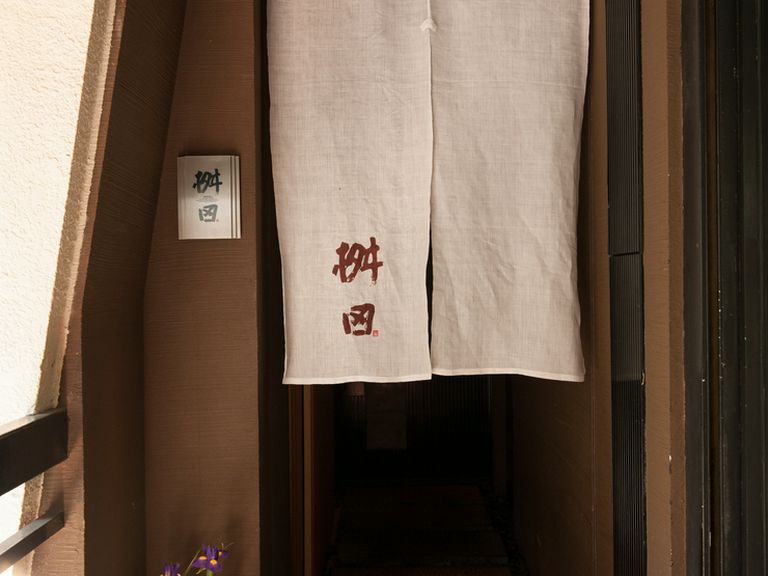 心斎橋大丸の程近く、石畳の小径の奥に【桝田】はあります
