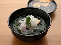 出汁は北海道・道南産の真昆布と、本枯節から取った一番出し。おこぜのアラで取ったスープと、こだわりの出汁で仕上げました。写真は春の料理（12000円コース）、『おこぜの潮仕立て』。
