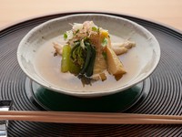 メバルと筍、まさに出会いものです。この２つの食材をメインふきや蕨なども取り入れ春の旬を焚き合わせました。器いっぱいの季節の味覚に舌鼓。写真は春の料理（12000円コース）、『メバルと筍の焚き合わせ』。