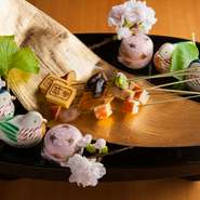 旬の食材を用い、季節を楽めるよう華やかな和風オードブルに仕上げます。写真は春の料理(12000円コース)。