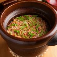 お米と旬の素材の美味しさを組み合わせ、「炊きたて」にこだわった一品。写真は春の料理(12000円コース)。