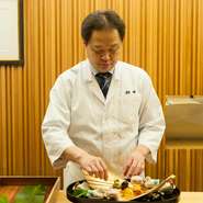 私が修行時代に客として入ったカウンターの店で感じたことは「楽しさ」でした。店主とお客様との距離の近さを大切に、そして楽しい空間を共有することを、店主となった今も大切にしています。