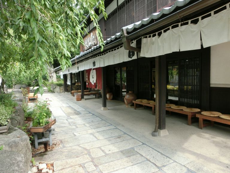 日牟禮八幡宮の境内、町家造りのお店が日牟禮の舎です