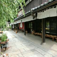 日牟禮八幡宮の境内、町家造りのお店が日牟禮の舎です