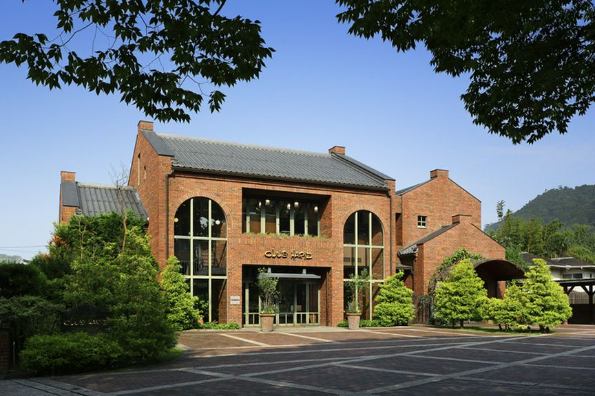 木漏れ日の中に建つ赤煉瓦のクラブハリエ日牟禮館