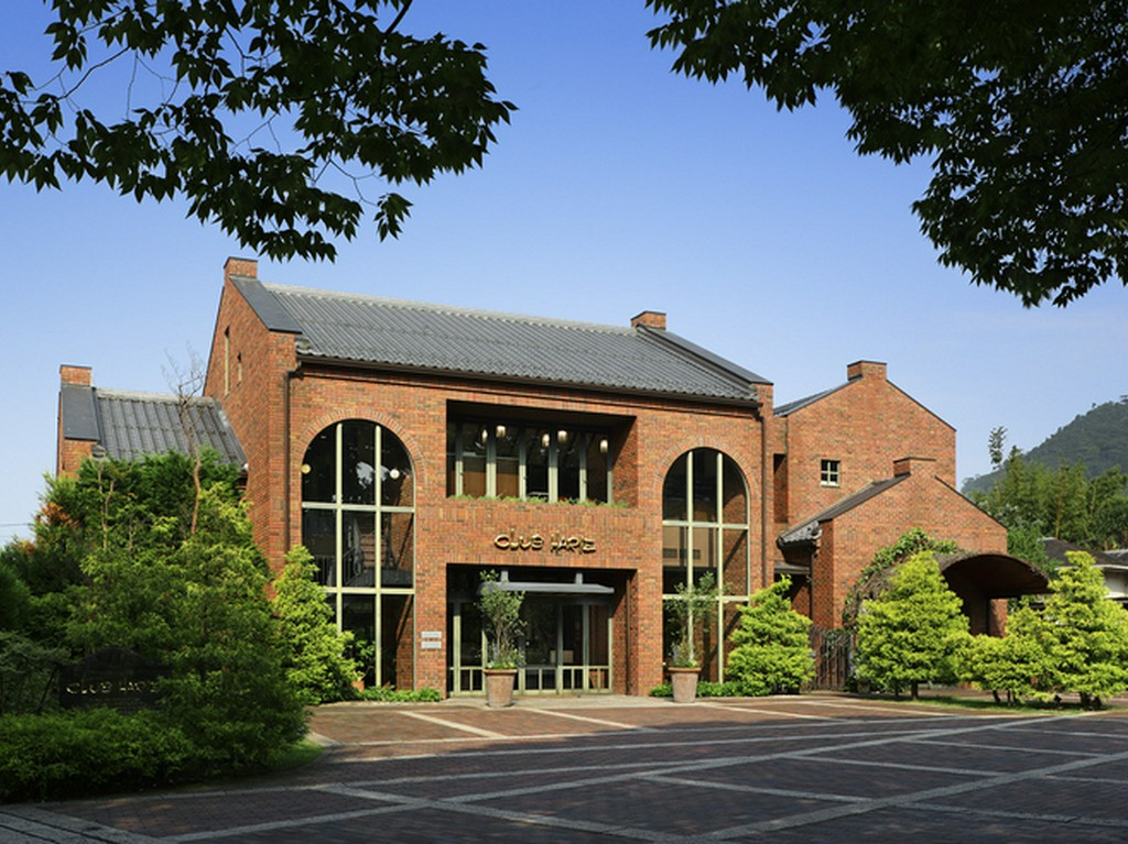 木漏れ日の中に建つ赤煉瓦のクラブハリエ日牟禮館