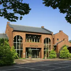 木漏れ日の中に建つ赤煉瓦のクラブハリエ日牟禮館