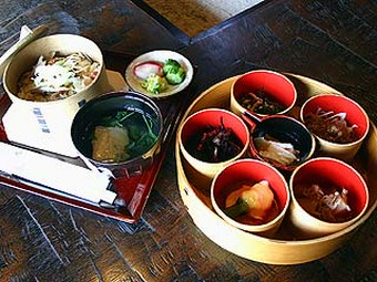 地元の素材をふんだんに使った五品のおばんざい　「里山」