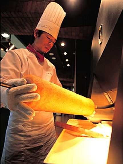 毎日の気温や湿度の変化に合わせて生地や火加減を調整します