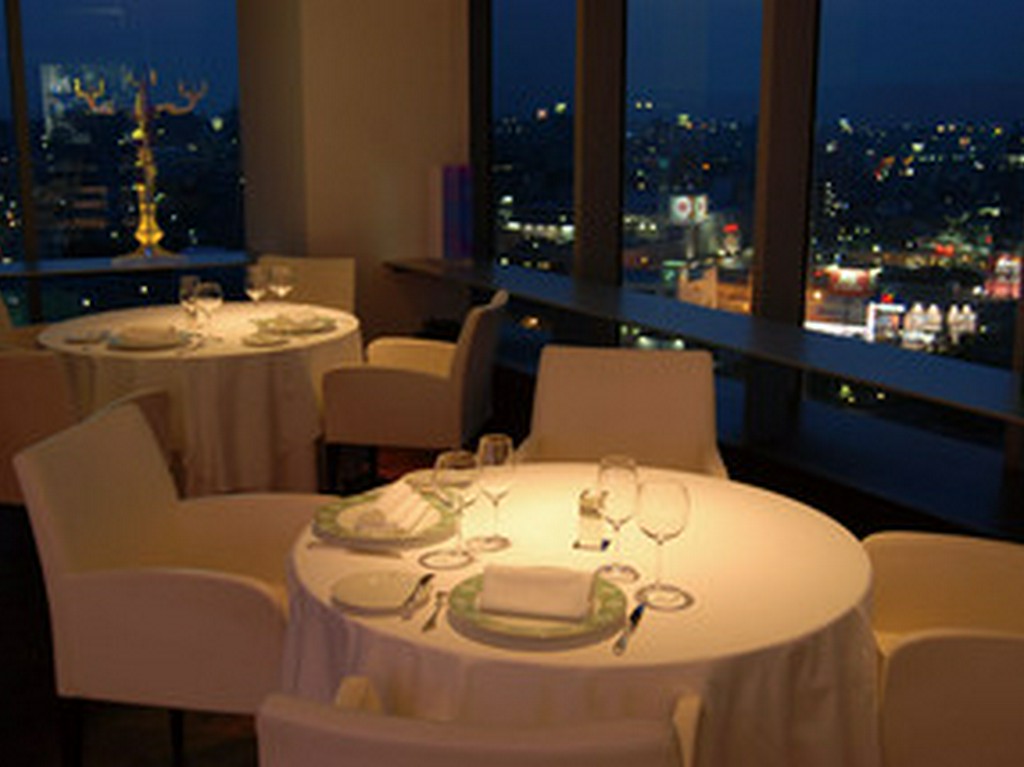 煌めく夜景を眺めながら、極上のクラシックフレンチとワインを