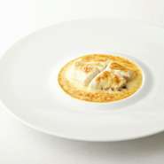 ハタやクエなど身のしっかりした近海の白身魚を使用し、フランス本場の『シャンパン蒸し』の美味しさを伝える人気の一皿。