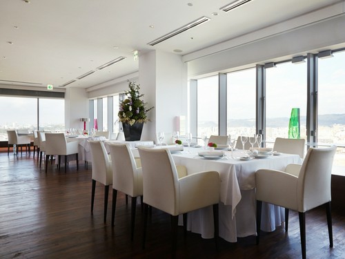 ランチタイムは心地良い陽射しが店内を包みます