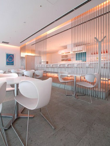 隣接するカフェでは、気軽にランチなどを楽しめます