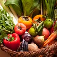 奈良には大和野菜があります。地元の契約農家の方から旬の野菜を使ってもらったり、自家農園ではハーブやかんきつ類なども作っています。また美味しい蜂蜜を取る為、巣箱を置いて養蜂もしています。