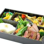 料金　
お昼　　3240円　5400円
夜　　　5400円　8640円　10800円　価格は全て税込　
お昼の時間帯でも夜のお弁当はご用意いたします。
時間　昼11:00～14:00
　　　夜16:00～18:00

TEL0743-53-3588