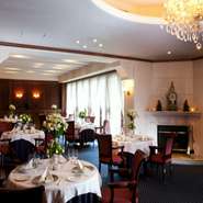 奈良の緑豊かなレストラン。贅を尽した優美な空間で訪れる人々をラグジュアリーな大人の世界へとエスコートいたします。