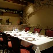 結納や顔合わせ、接待でゆっくりした個室でお話をしながらお食事を。