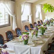 少人数の会食や、接待、結納、記念日にご利用いただける個室が複数ございます。