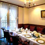 ご両親にも喜んでもらえる個室でゆっくりお話とお食事。和やかなムードでシェフ自慢の本格フレンチを。
特別プランの御用もございます。お問い合わせください。