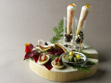 最高の食材を惜しみなく使った華やかなで独創的なコース料理