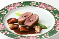 期間　2025年12月3日（水）～12月25日（木）まで
クリスマスをテーマにしたお料理をご用意。
旬の食材を彩り、香り、味わいでお楽しみいただけるフルコースランチです。
※画像はイメージです。