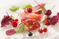 春の目覚めは、訪れの愉しみ。
優しい色合いの春の食材は香りも良く、嬉しい気分に。
楽しい仲間やご家族で、素敵なランチをご用意します。フルコースでご用意。

2026年3月21日（土）～4月30日（木）