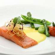 その日の朝に市場より仕入れた、シェフおすすめの鮮度抜群な魚介をメインにしたお昼限定のコース。
※料理画像はイメージになります。
