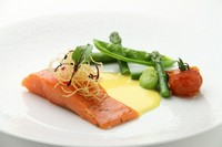 その日の朝に市場より仕入れた、シェフおすすめの鮮度抜群な魚介をメインにしたお昼限定のコース。
※料理画像はイメージになります。
