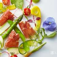 季節の食事を使い、フルコースのランチでご用意いたします。ご接待や記念日にふさわしいコースです。
※料理画像はイメージになります。