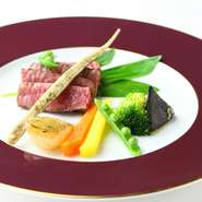 契約農家から取寄せたこだわりの野菜、フランスから取り寄せたフォアグラなど贅沢な食材を使用しております。

