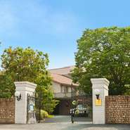 2000坪の広大な敷地には四季それぞれの花や緑があり、食事への期待を膨らませてくれる。