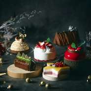 Le BENKEIのパティシエが腕を振るった個性豊かなクリスマスケーキのご紹介。
生ケーキを3種類と冷凍ケーキを3種類。華やかなクリスマスを彩ります。
冷凍ケーキは配送を承ります。