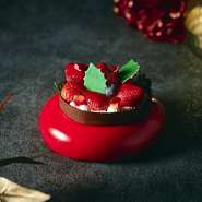 ラズベリーのジュレと、ピスタチオムースを、ホワイトチョコレートムースで包み込みました。
真紅のグラサージュで仕上げ、トッピングに苺を使い、上品で艶やかに。