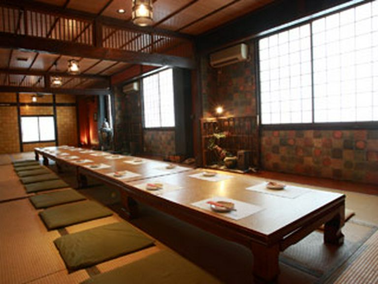 貸切OKな二階座敷は最大50名様まで